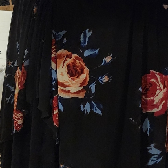 Black Wrap with peach and red roses - Picture 8 of 9